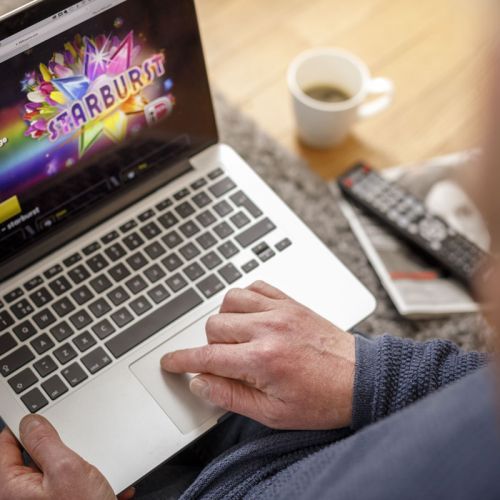 Berisping gokbedrijf voor het onjuiste ontwerp van cookiebanner